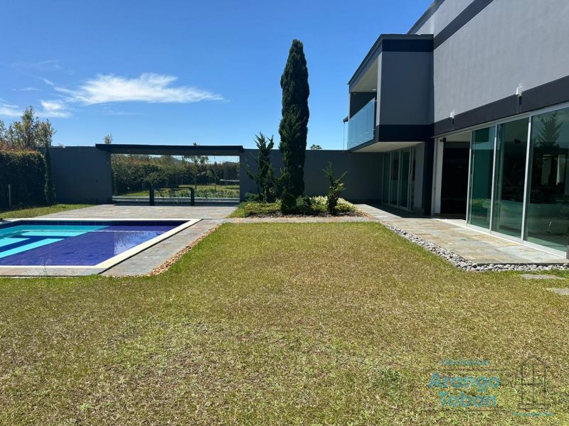 Casa-Finca en Ambos en Parque Del Retiro